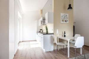 A kitchen or kitchenette at Studios +