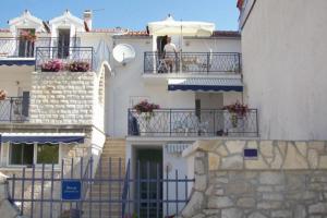 Το κτήριο όπου στεγάζεται  το διαμέρισμα