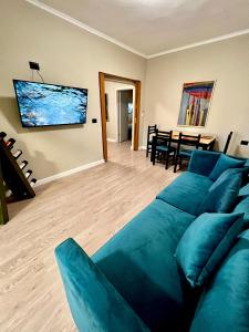 uma sala de estar com um sofá azul e uma mesa em Bejart Apartment 3 em Tirana