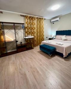 um quarto com uma cama grande e um quarto com uma cama em Bejart Apartment 3 em Tirana