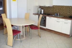 Η κουζίνα ή μικρή κουζίνα στο Apartment Jezera 5057d +14 φωτογραφίες