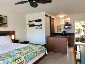 Postel nebo postele na pokoji v ubytování Kona Tiki Hotel - No Resort Fees