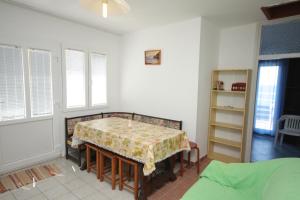 Postel nebo postele na pokoji v ubytování Apartments by the sea Murter - 5125