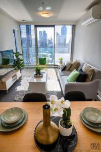 salon ze stołem i kanapą w obiekcie Mega Style Apartments Mainpoint w Melbourne