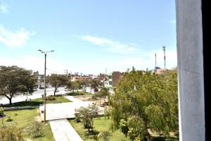 Blick auf einen Park mit Bäumen und eine Straße in der Unterkunft Departamento - Los Mitos del Parque M2 in Chiclayo
