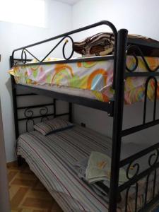 un letto a castello in una camera con letto a castello, letto ablishthritisthritistrintis di Departamento - Los Mitos del Parque M2 a Chiclayo