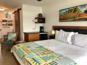 Postel nebo postele na pokoji v ubytování Kona Tiki Hotel - No Resort Fees
