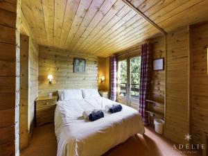 Una cama o camas en una habitación de Chalet Montvalezan-La Rosière, 9 pièces, 14 personnes - FR-1-398-647