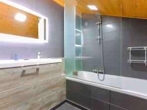 a bathroom with a shower and a sink at Duplex rénové à Val Thorens - 12 pers, 4 chambres, garage, proche pistes et commerces - FR-1-637-40 in Val Thorens +13 photos