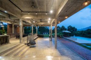 eine Außenterrasse mit Poolblick in der Unterkunft Brickhouse Bukit Tinggi by Santai Villas in Bentong