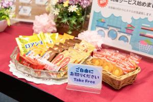 横浜市にある横浜桜木町タウンホテルのテーブルの上に食べ物のバスケットを載せたテーブル