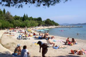 een grote groep mensen op een strand bij Apartments with a parking space Vodice - 12206 in Vodice