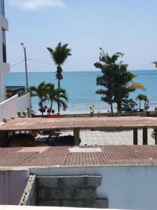 薩利納斯的住宿－Puerto Lucía - Salinas Beach，从大楼屋顶上可欣赏到海滩景色