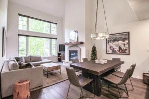 uma sala de estar com uma mesa e um sofá em Aspenwood 311 condo em Edwards