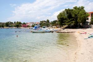 Fotografie z fotogalerie ubytování Apartments by the sea Grebastica, Sibenik - 13406 v destinaci Bašelovići