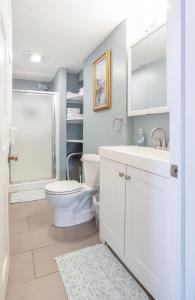 een badkamer met een witte wastafel en een toilet bij Main Street Downtown Apartments in Bar Harbor