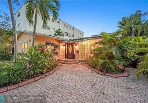 een huis met een stenen oprit en palmbomen bij Victoria Park Home, Private Pool 2miles from Beach in Fort Lauderdale