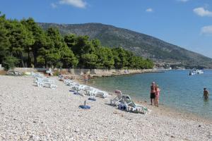 Fotografie z fotogalerie ubytování Family friendly apartments with a swimming pool Bol, Brac - 14379 v destinaci Bol