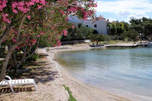 Fotografia z galérie ubytovania Apartments by the sea Grebastica, Sibenik - 14476 v destinácii Bašelovići