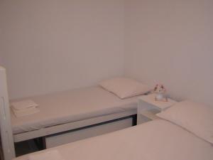 Posteľ alebo postele v izbe v ubytovaní Apartment Murter 5122d