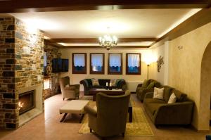 ein Wohnzimmer mit einem Sofa und einem Kamin in der Unterkunft Belina Hotel in Portaria