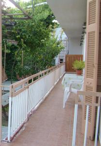 阿吉亞瑪麗娜的住宿－George's Apartment，阳台配有白色栏杆和桌子