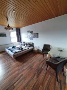 Postel nebo postele na pokoji v ubytování Gästehaus Weißes Lamm - MONTEURZIMMER