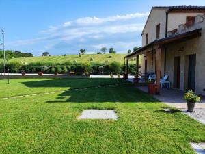 A garden outside Casa Montefiore 13 LT nella tranquilla campagna Marchigiana