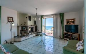 salon z telewizorem i widokiem na ocean w obiekcie Nice Home In Belsito With Wifi w mieście Montepagano
