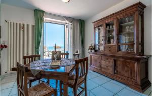 jadalnia ze stołem, krzesłami i szafką w obiekcie Nice Home In Belsito With Wifi w mieście Montepagano