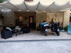 un par de motocicletas estacionadas frente a una casa en B&B Casabasoti en Valli del Pasubio