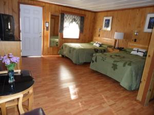 Gallery image of Seven Dwarfs Cabins - Brown Cabins in Lake George
