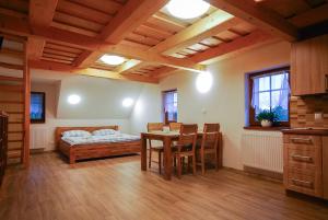 Ένα ή περισσότερα κρεβάτια σε δωμάτιο στο Apartmány Studený