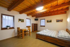 Ένα ή περισσότερα κρεβάτια σε δωμάτιο στο Apartmány Studený