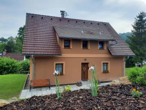 Kunratice的住宿－Apartmány Studený，一间棕色屋顶的小房子