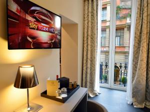Televízia a/alebo spoločenská miestnosť v ubytovaní Quirinale Luxury Rooms