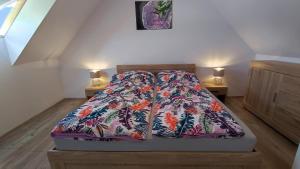 Łóżko lub łóżka w pokoju w obiekcie Blu Raj - domy w Sudetach