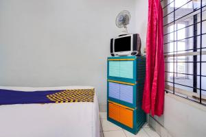 una camera con letto e TV su un comò di SPOT ON 91386 De Jawara Homestay Syariah a Cilimus 2