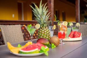 バラトンサールソーにあるFiesta Balaton Villaの果物一皿とパイナップルのテーブル