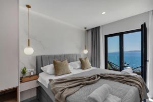 Postel nebo postele na pokoji v ubytování Luxury Villa sMiLje - near the beach + 121 fotografií