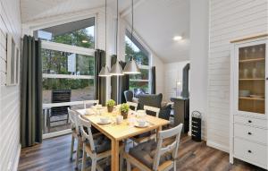 GölsBeautiful Home In Krems Iiwarderbrück的餐厅里有一张桌子和几把椅子