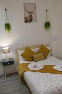 A bed or beds in a room at MK SHORTSTAY DELUXE-Flat 2