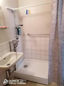 ein Badezimmer mit einem Waschbecken, einer Badewanne und einem WC in der Unterkunft Siisti valoisa kolmio in Lieksa