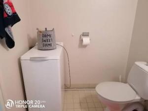 ein Bad mit WC und ein Schild darüber in der Unterkunft Siisti valoisa kolmio in Lieksa