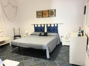 パレルモにあるCasa Maro'のベッドルーム(青い枕のベッド1台付)