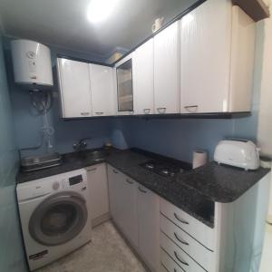 A kitchen or kitchenette at Apartamento cerca Playa Napoli II