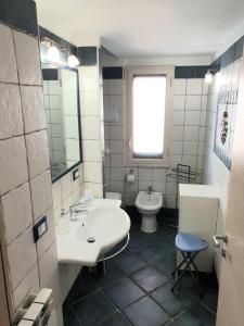パレルモにあるCasa Maro'のバスルーム(洗面台、トイレ付)