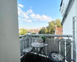 a balcony with a table and chairs on a balcony at Le Cocon Landais - Clim - Balcon - Central - Spacieux - Lumineux in Mont-de-Marsan