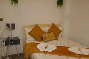 um quarto com uma cama com flores em MK SHORTSTAY DELUXE-Flat 2 em Milton Keynes