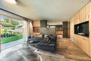 a living room with a couch and a television at Amie Chalet in Santa Cristina Gherdëina